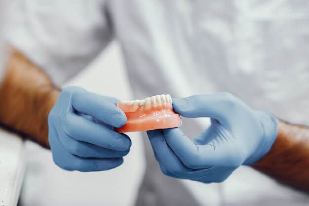 O que faz um técnico em Prótese Dentária?