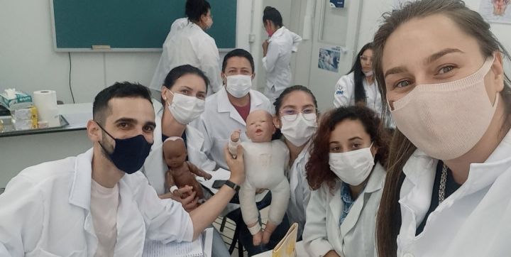 ALUNOS DO CURSO TÉCNICO EM ENFERMAGEM DE CAXIAS DO SUL REALIZAM PRÁTICA DE ATENDIMENTO AO RECÉM NASC