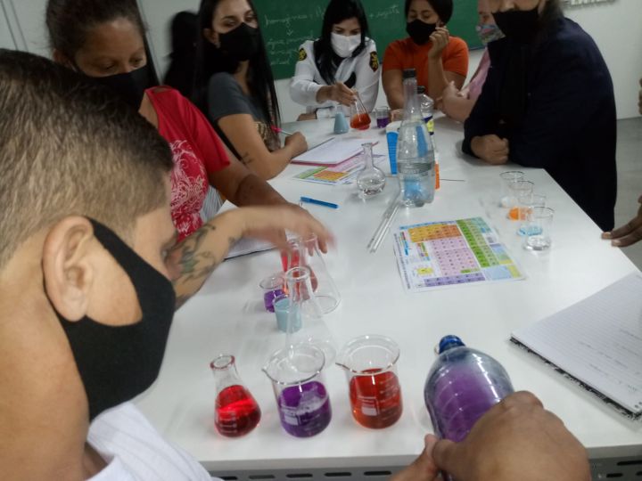 ALUNOS DO EJA DO ENSINO MÉDIO DE CANOAS PARTICIPAM DE VIVÊNCIA PRÁTICA NA DISCIPLINA DE QUÍMICA 