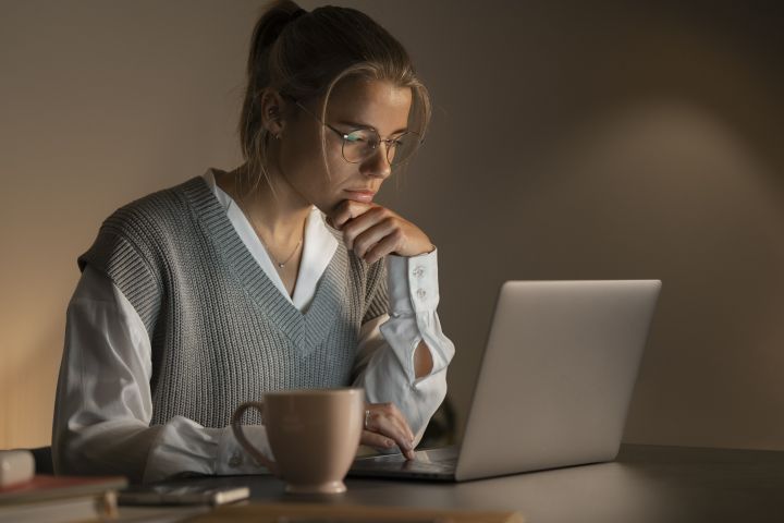 POSTURA IDEAL PARA QUEM TRABALHA EM FRENTE AO COMPUTADOR 