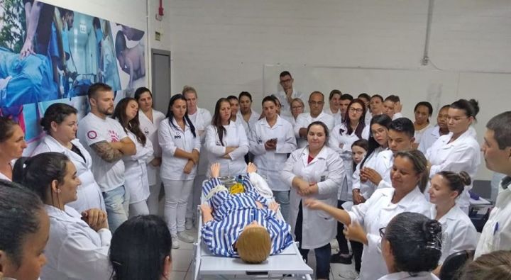 Estudantes de Enfermagem participam de aula prática em Novo Hamburgo/RS  