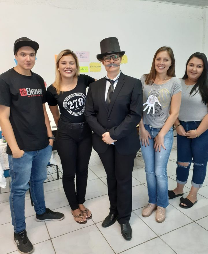 Estudantes de Administração participam de aula prática em Cruz Alta/RS 