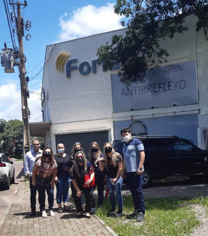 Estudantes do curso Técnico em Óptica visitam laboratório em Lajeado/RS