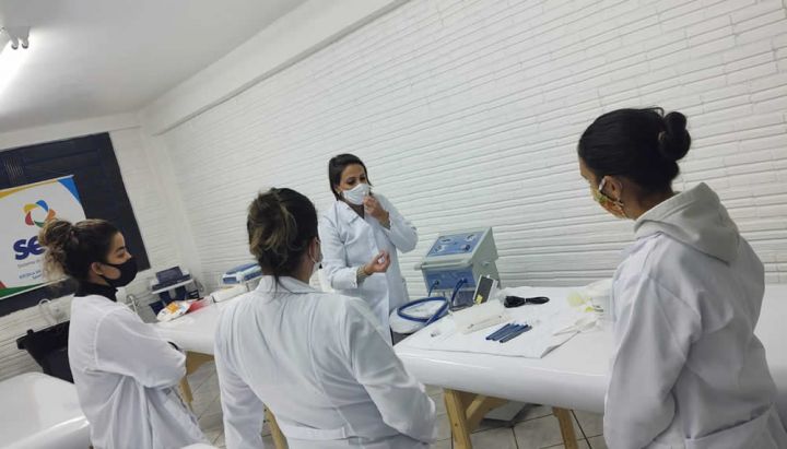 Alunas do Técnico em Estética participam de aula prática em Santa Rosa/RS