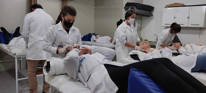 Estudantes do curso Técnico em Massoterapia participam de aula prática em Porto Alegre/RS