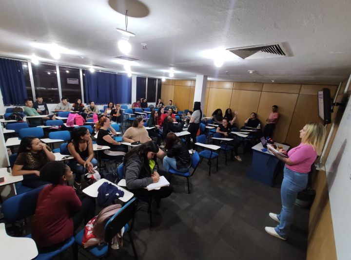 ESTUDANTES DE ADMINISTRAÇÃO REALIZAM AULA PRÁTICA