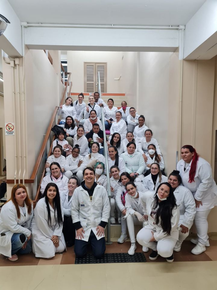 Estudantes  do Técnico em Enfermagem realizam visita em laboratório de anatomia 