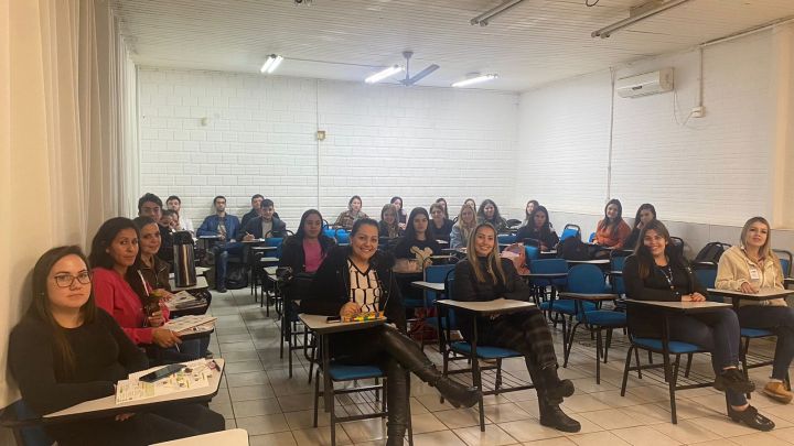 Aula do Técnico em Farmácia aborda temática de óleos essenciais