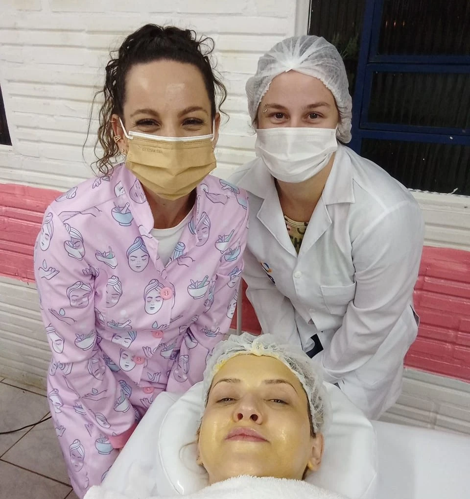 Estudantes do Técnico em Estética do SEG de Santa Rosa Participam de Aula Prática de Limpeza de Pele