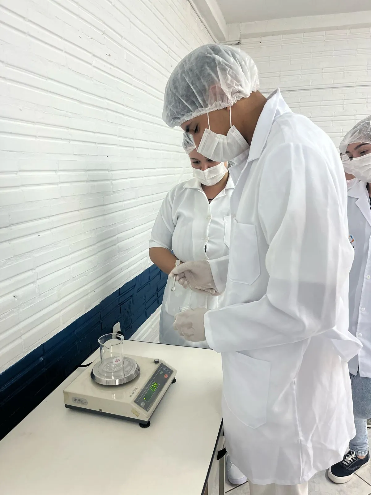 Alunos do curso técnico em Farmácia da Escola SEG de Santa Rosa adquirem habilidades em aula prática