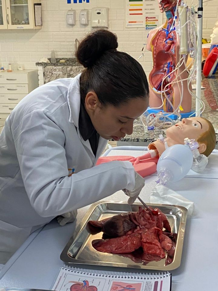  Atividades em laboratório aproximam alunos da realidade profissional 