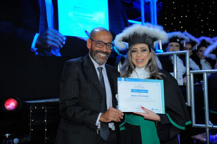 Aluna Dejanira Dias Aurélio recebe diploma de Honra ao Mérito das mãos do Conselheiro do Coren-RS