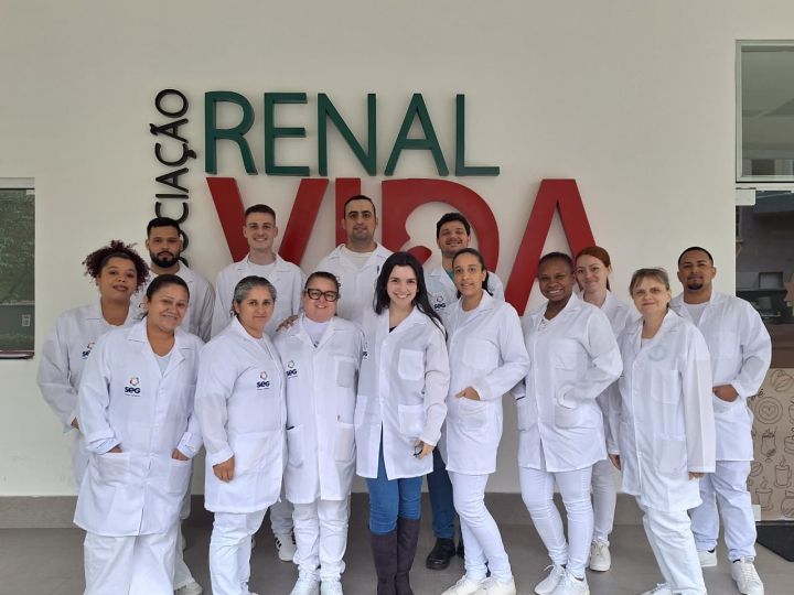 Alunos da SEG Blumenau realizam visita técnica à Associação Renal Vida