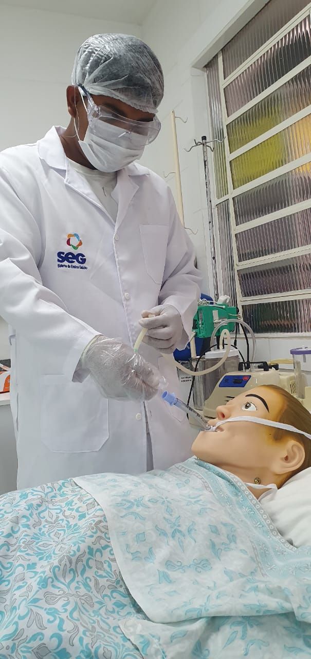 Escola SEG de Santa Maria promove atividade prática sobre cuidados gerais em Enfermagem