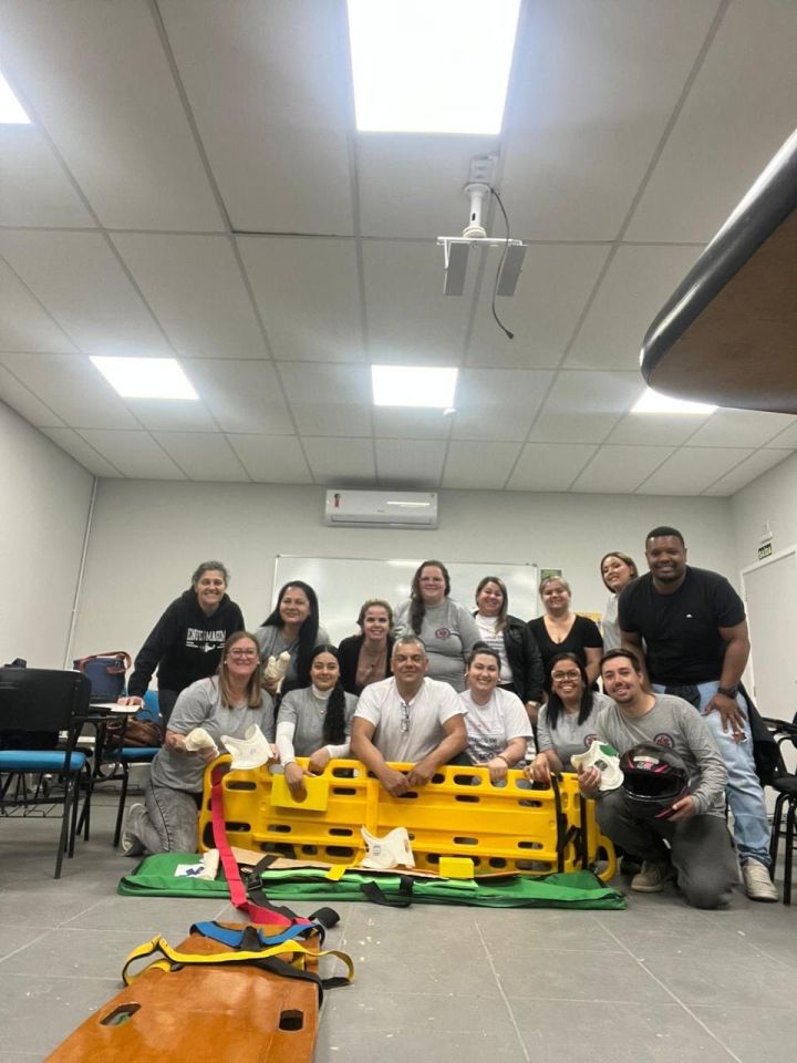 Alunos aprendem técnicas de imobilização e resgate