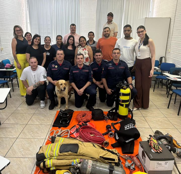 SEG Santa Maria recebe palestra do Corpo de Bombeiros com demonstração do canil