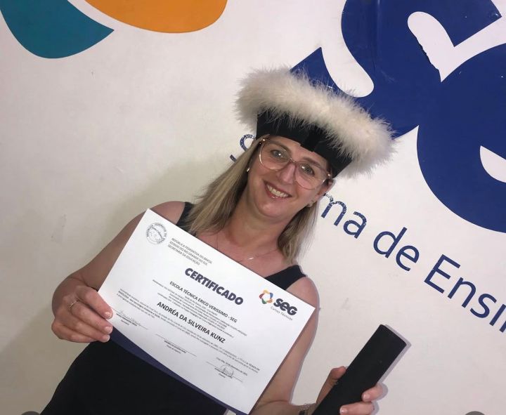 Aluna do Técnico em Radiologia do SEG Cruz Alta celebra conquista ao retirar diploma