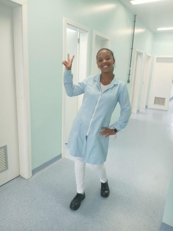 Aluna da Escola SEG de Santa Cruz atua em ambulatório de empresa após formação