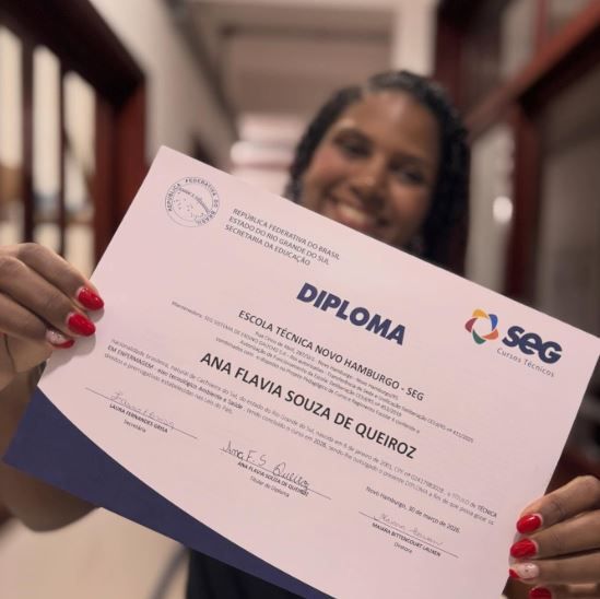 Conquista que emociona: Ana Flávia recebe diploma no Técnico em Enfermagem