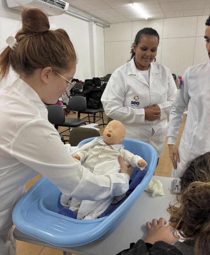 Estudantes de Materno Infantil do SEG de Pelotas realizam prova prática